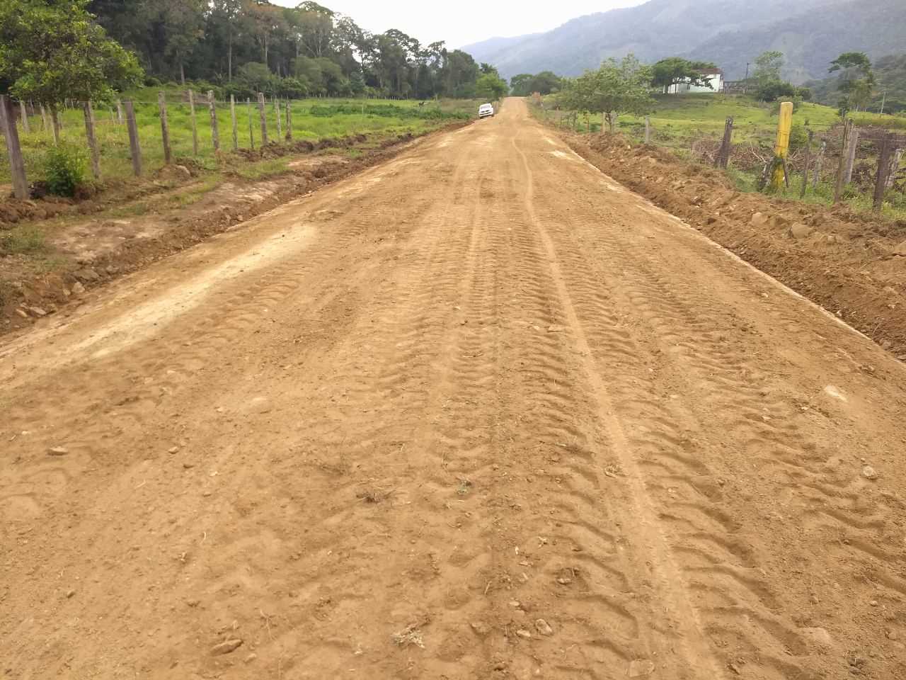 Secretaria de Obras recupera estrada que Liga Jacareci a Pau Brasil
Recuperar e manter as estradas vicinais em bom estado de trânsito é um importante